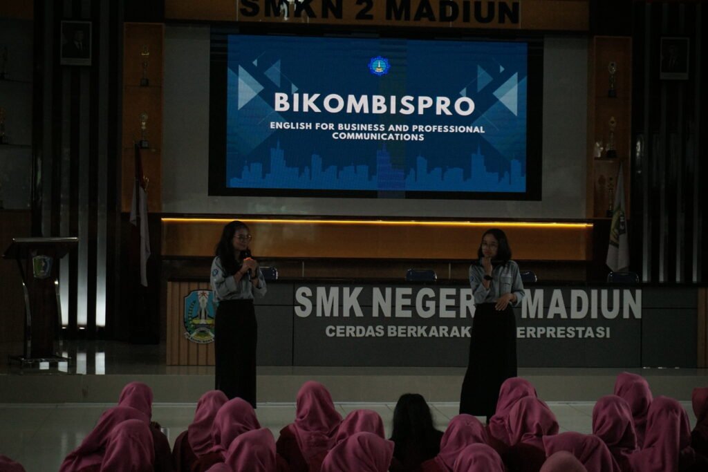sosisialisasi program studi D4 Bahasa Inggris untuk Komunikasi Bisnis dsn Profesional (BIKOMBISPRO) 
